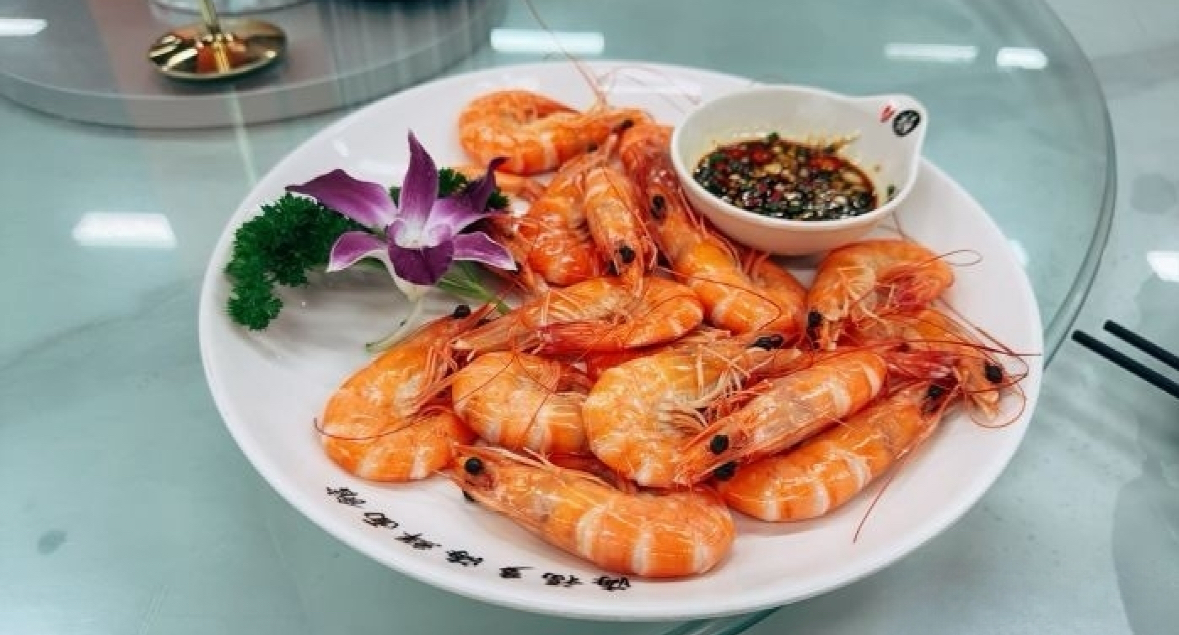 Garlic-steamed mini lobsters (蒜蓉清蒸小青龙) — the signature dish, sweet meat under a blanket of golden fried garlic