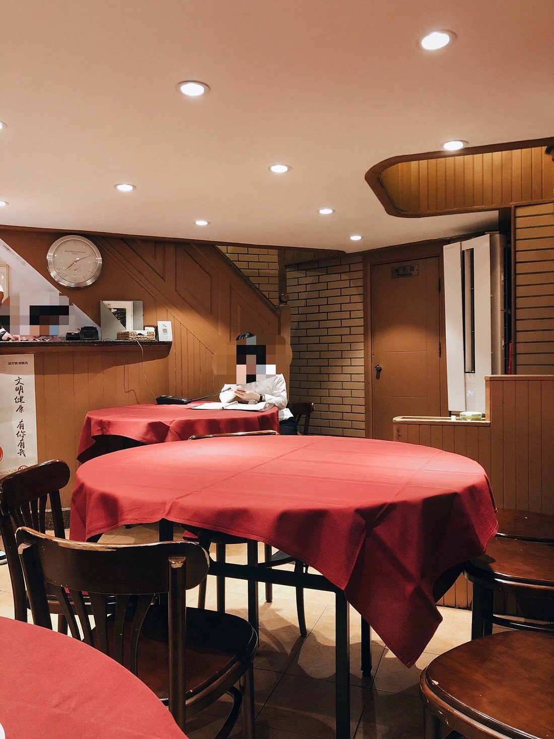 Tables so close together you'll become temporary friends with your neighbors — embrace the chaos